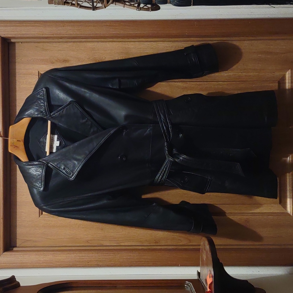 "Valerie Stevens" 100% Lamb Leather Trench Coat. Size M.